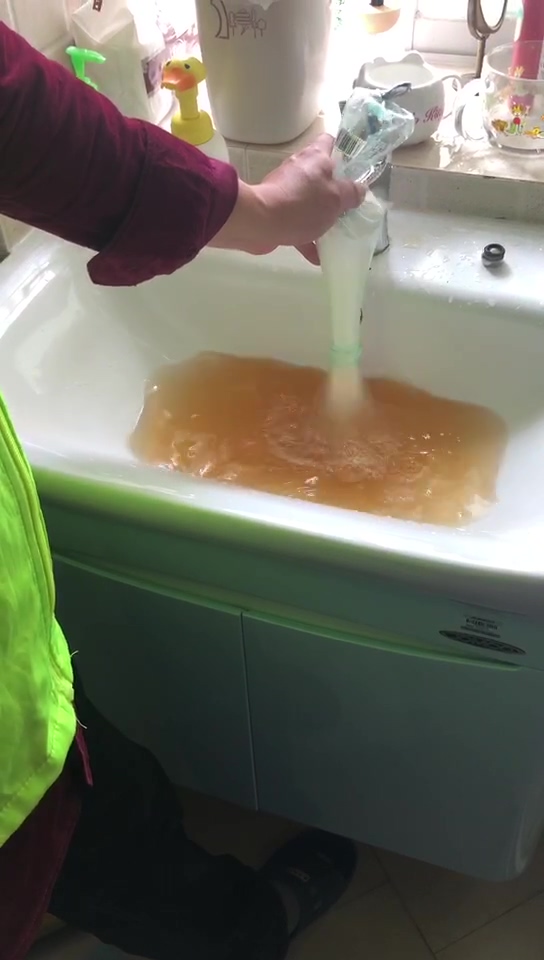 厦门市官任小区现场水管清洗效果视频