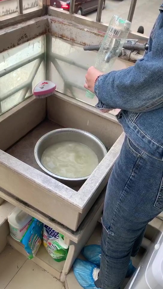 厦门市莲丰社区现场水管清洗效果视频